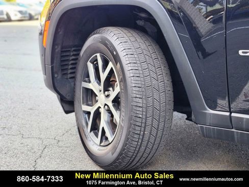 Used 2024 Jeep Grand Cherokee L Limited w/ Luxury Tech Group II image 31