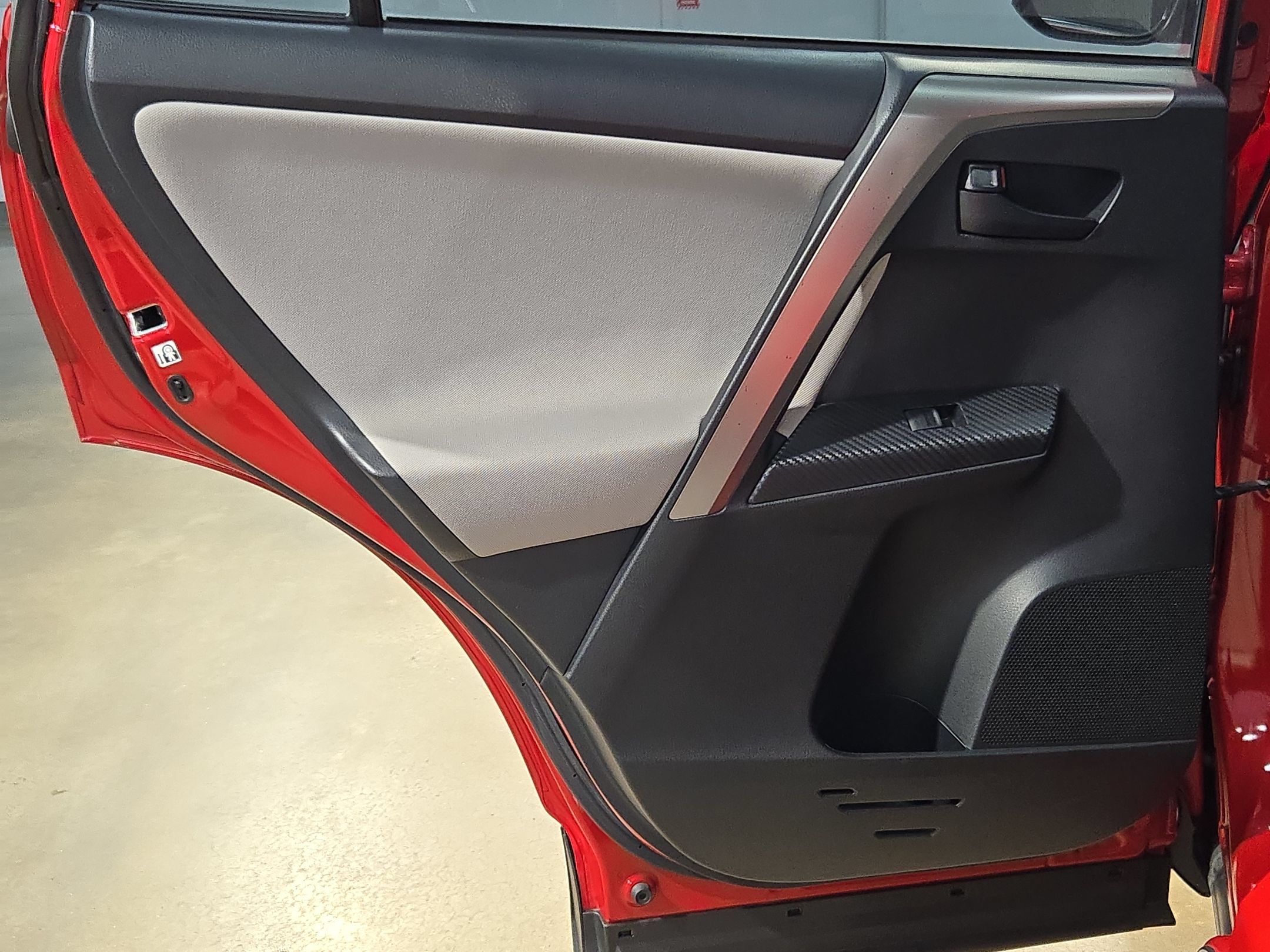 Used 2015 Toyota RAV4 LE FWD image 32