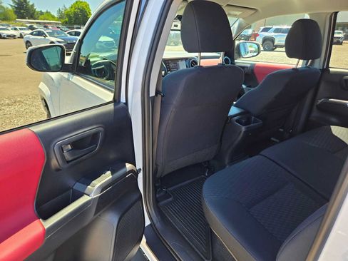 Used 2020 Toyota Tacoma SR5 AWD/4WD image 20