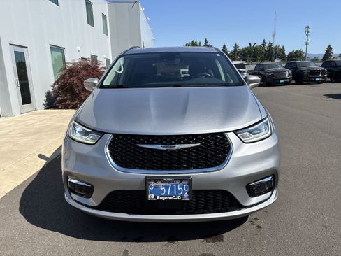 Used 2021 Chrysler Pacifica Touring-L FWD image 7