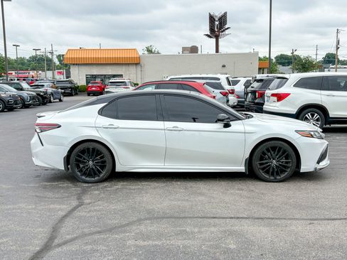 Used 2021 Toyota Camry XSE FWD image 9