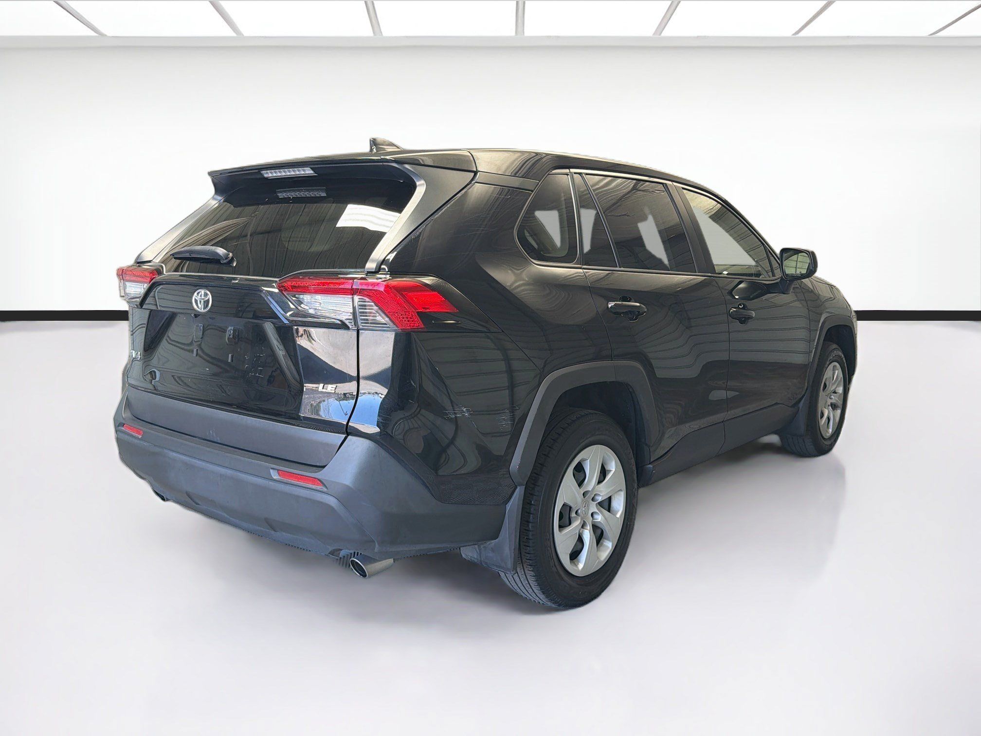 Used 2024 Toyota RAV4 LE FWD image 4