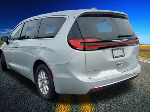 Certified 2024 Chrysler Pacifica Touring-L image 26