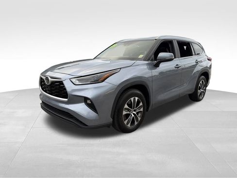 Used 2023 Toyota Highlander L image 3