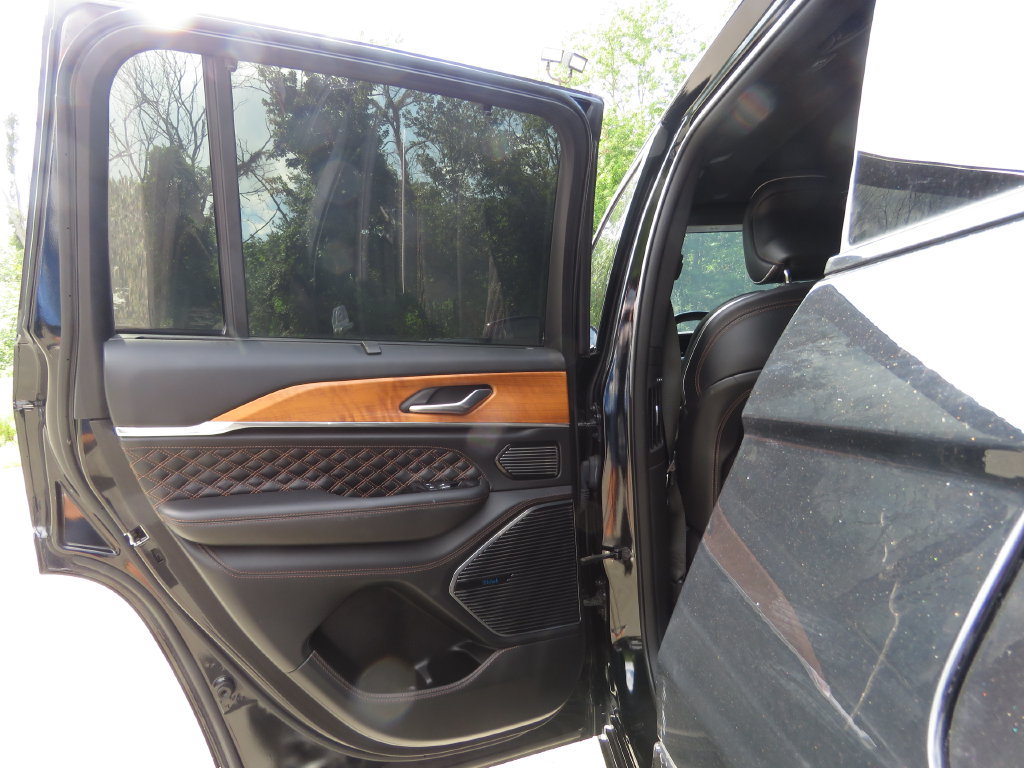 Used 2023 Jeep Grand Cherokee Summit AWD/4WD image 19
