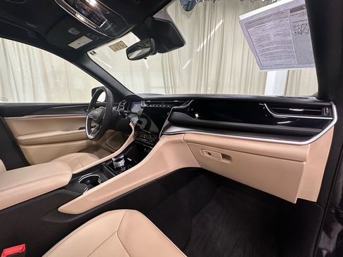 Used 2023 Jeep Grand Cherokee 4WD 4xe image 17