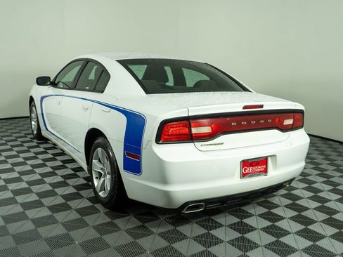 Used 2014 Dodge Charger SE RWD image 4