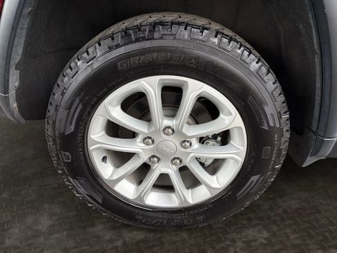 Used 2021 Jeep Grand Cherokee Laredo X AWD/4WD image 40