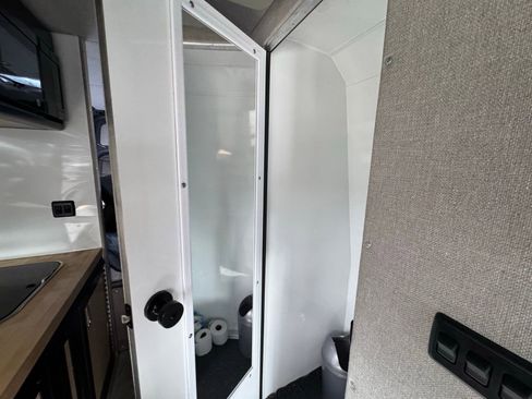 Used 2020 Mercedes-Benz Sprinter 2500 image 32