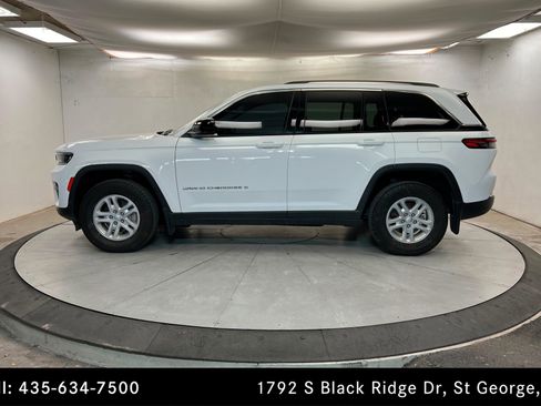 Used 2023 Jeep Grand Cherokee Laredo w/ Luxury Tech Group I image 2