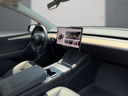 Used 2024 Tesla Model Y Long Range AWD/4WD image 15