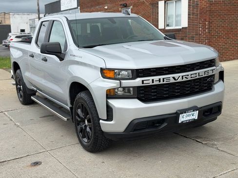 Used 2020 Chevrolet Silverado 1500 Custom w/ Custom Value Package AWD/4WD image 3