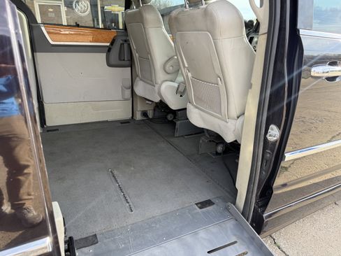 Used 2010 Chrysler Town & Country Limited image 33