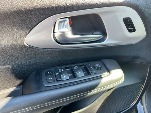 Used 2025 Chrysler Pacifica Limited image 13