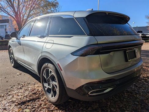 Used 2024 Lincoln Nautilus Premier image 3