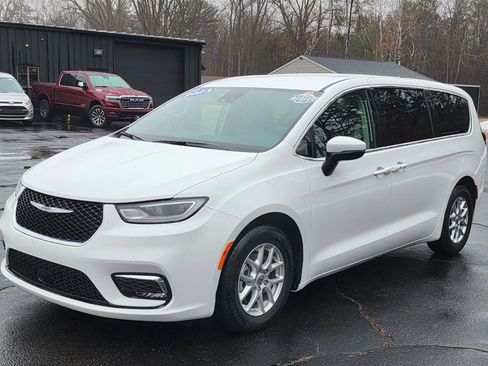 Used 2023 Chrysler Pacifica Touring-L image 15