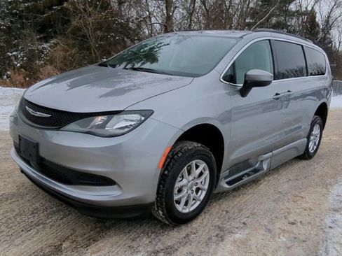 Used 2021 Chrysler Voyager Lxi image 3