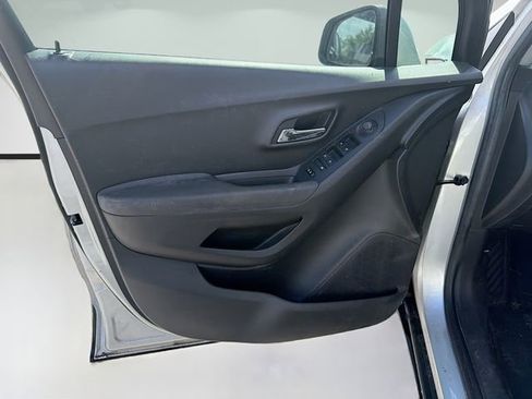 Used 2020 Chevrolet Trax LT w/ LT Convenience Package FWD image 12