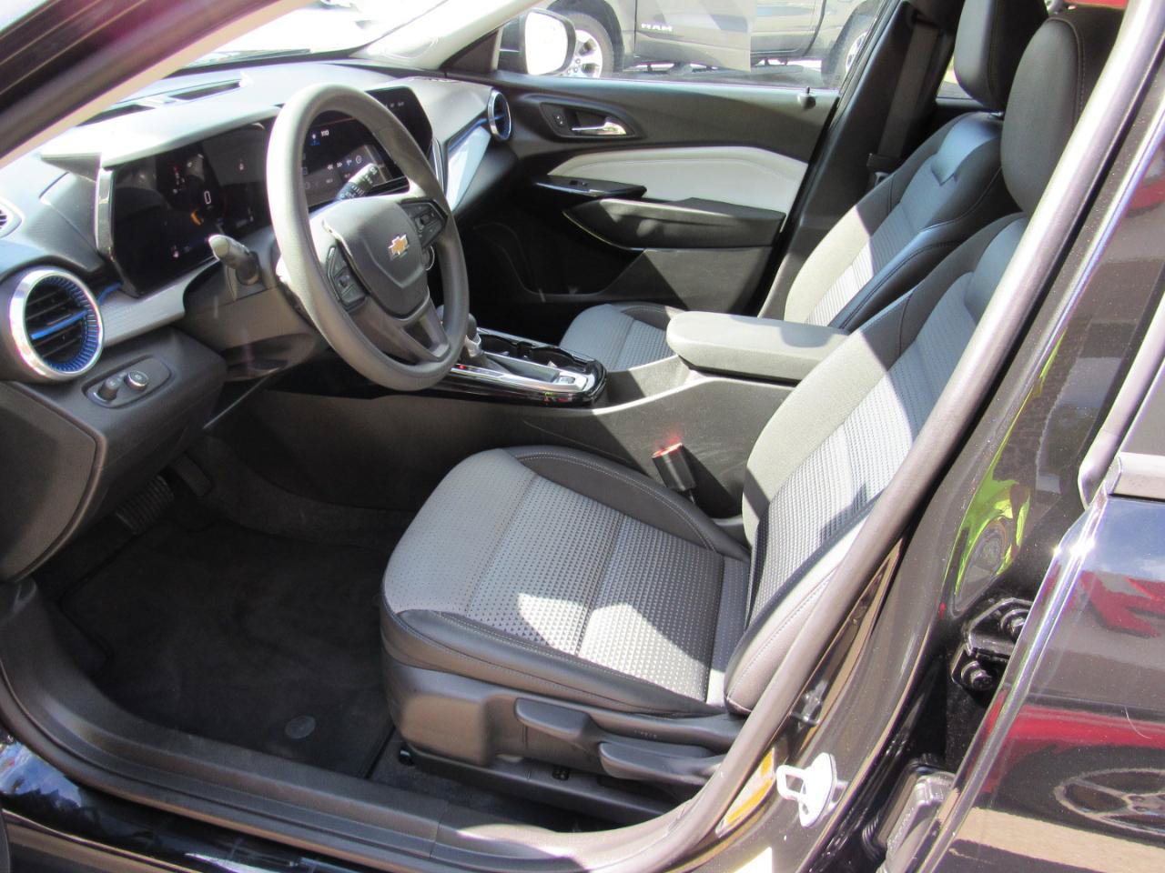 Used 2025 Chevrolet Trax LT FWD image 13