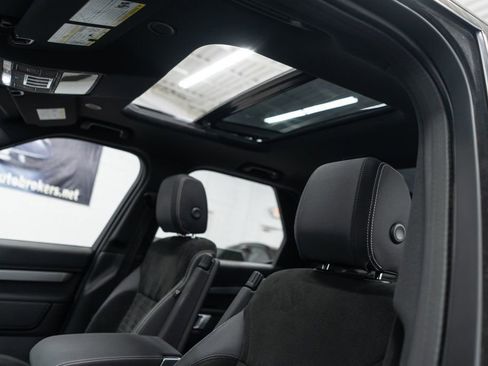 Used 2023 Land Rover Discovery S R-Dynamic image 8