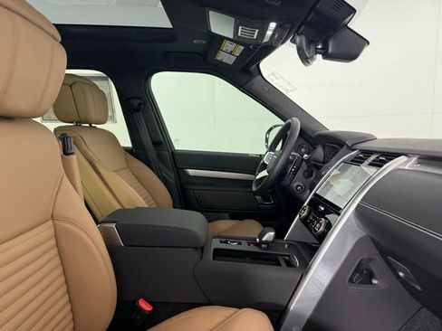Used 2025 Land Rover Discovery Dynamic SE image 38