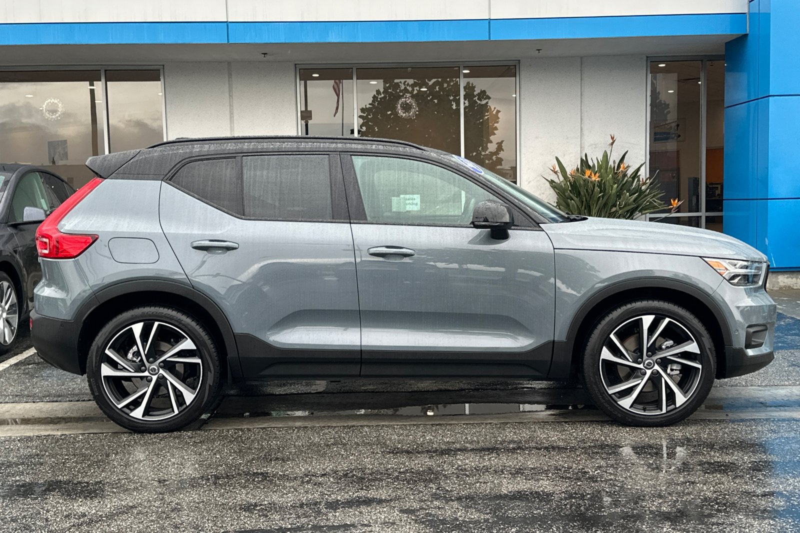 Used 2021 Volvo XC40 T5 R-Design AWD/4WD image 3