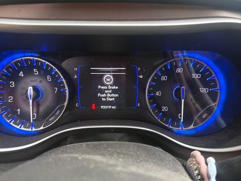 Used 2018 Chrysler Pacifica Touring w/ Tire & Wheel Group FWD image 4