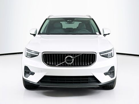 Used 2025 Volvo XC40 B5 Plus AWD/4WD image 2