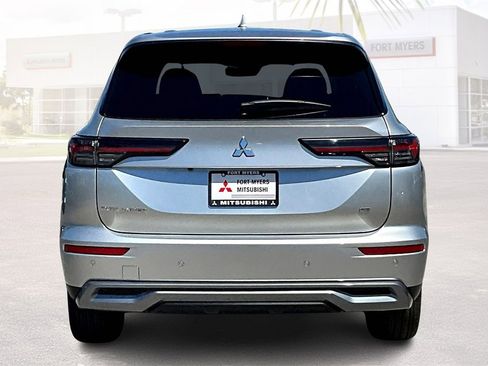 New 2025 Mitsubishi Outlander SE image 4