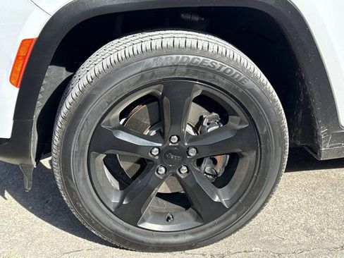 Used 2022 Jeep Grand Cherokee L Laredo image 14