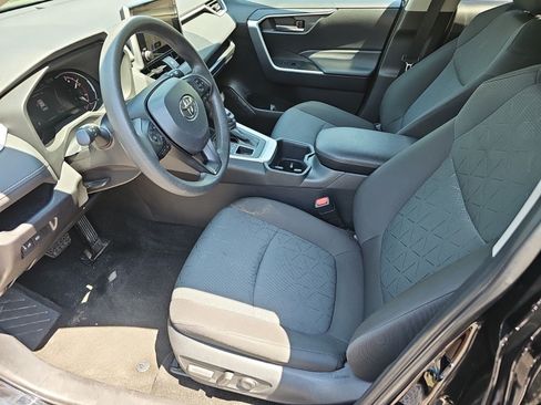 Used 2025 Toyota RAV4 XLE AWD/4WD image 18