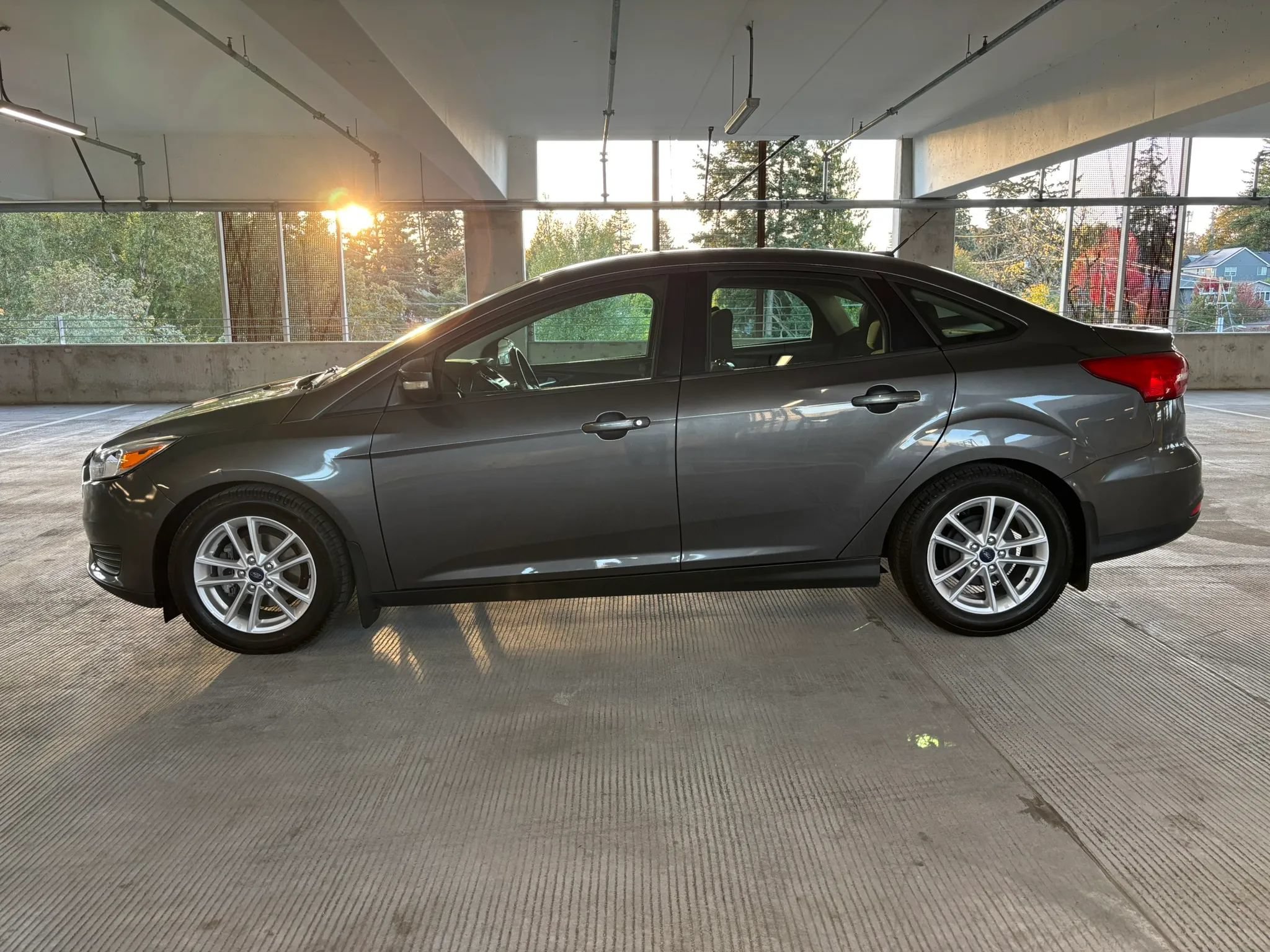 Used 2016 Ford Focus SE w/ SE Cold Weather Package FWD image 2