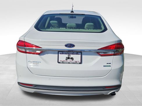 Used 2018 Ford Fusion SE w/ Fusion SE Technology Package FWD image 6
