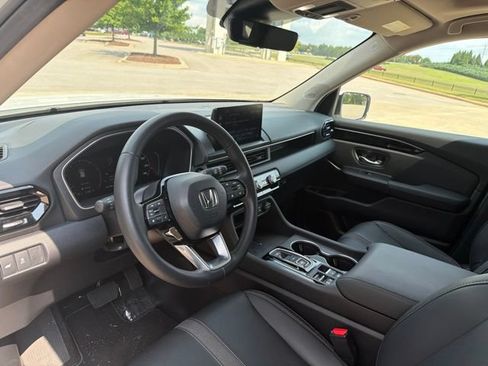 Used 2025 Honda Pilot Touring image 7