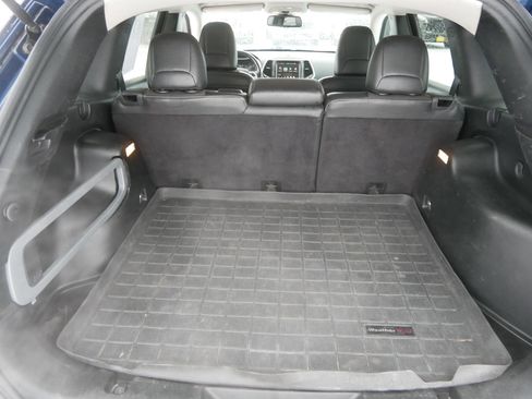 Certified 2018 Jeep Cherokee Latitude Plus w/ Cold Weather Group image 18