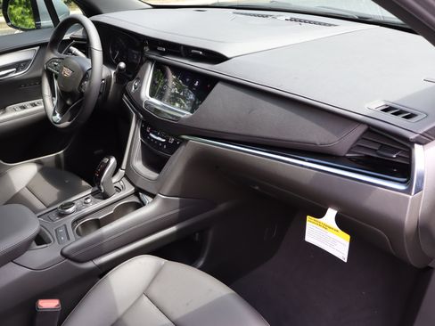 New 2025 Cadillac XT6 Luxury image 26