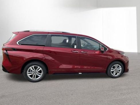 Used 2026 Toyota Sienna Limited FWD image 10