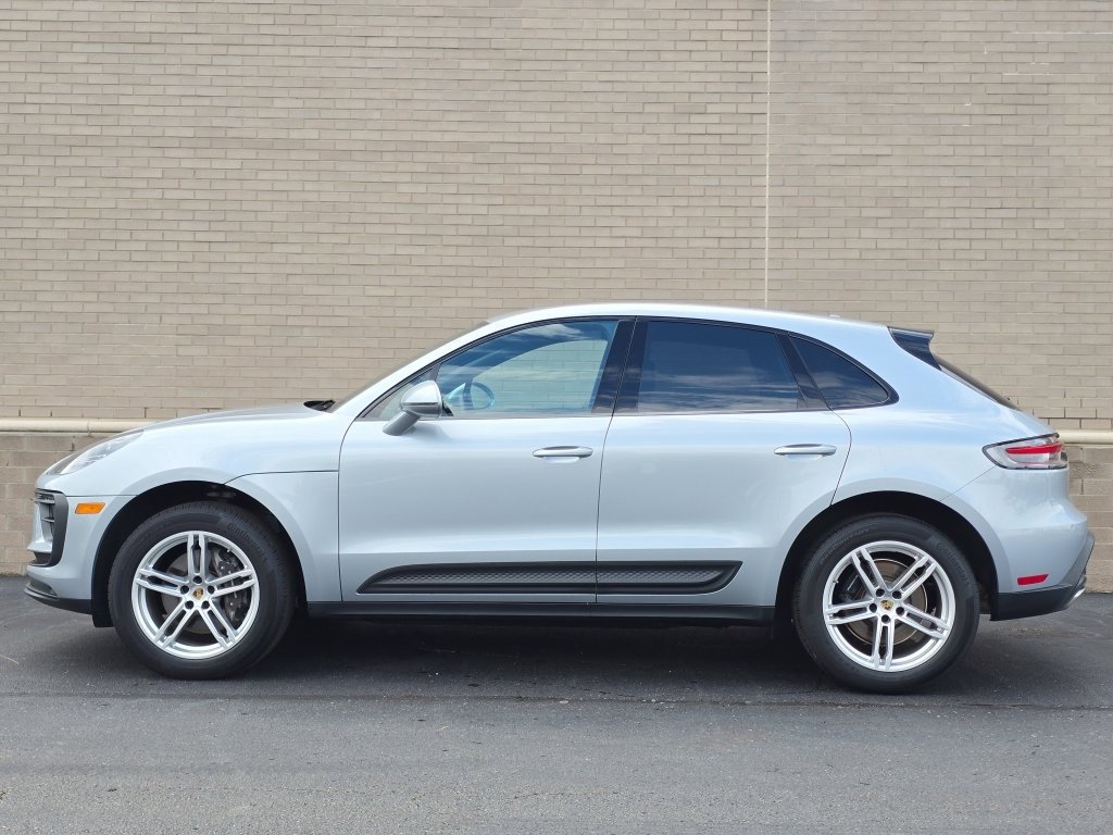 Certified 2024 Porsche Macan AWD/4WD image 2
