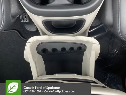 Used 2024 Chrysler Pacifica Touring-L image 35