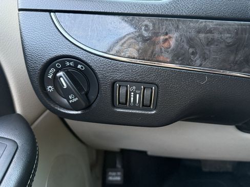 Used 2014 Chrysler Town & Country Touring image 23