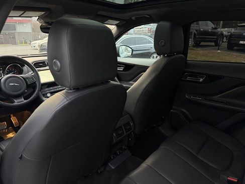Used 2020 Jaguar F-PACE Premium image 22