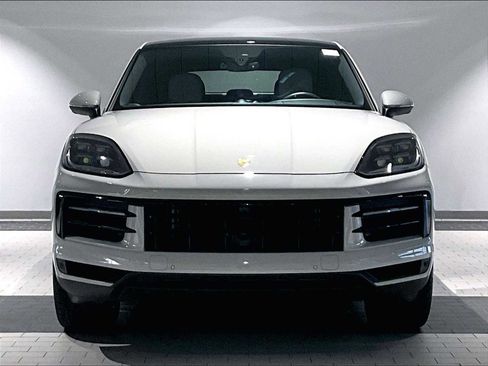 Used 2025 Porsche Cayenne Coupe image 13