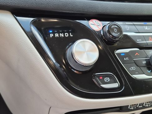 Used 2022 Chrysler Pacifica Touring-L FWD image 31