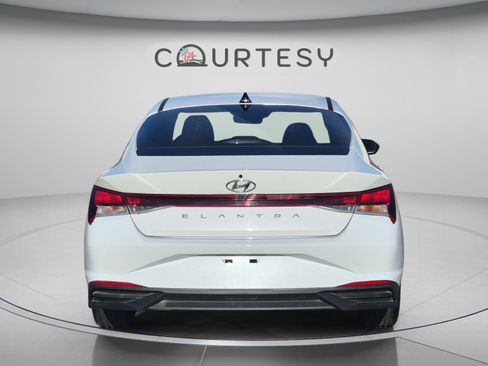 Used 2021 Hyundai Elantra SEL w/ Convenience Package FWD image 4