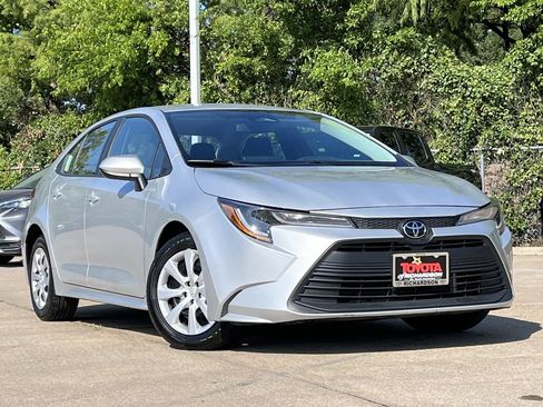Used 2025 Toyota Corolla LE FWD image 2