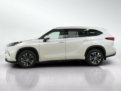 Used 2021 Toyota Highlander XLE AWD/4WD image 2