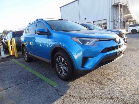 Used 2018 Toyota RAV4 LE image 1