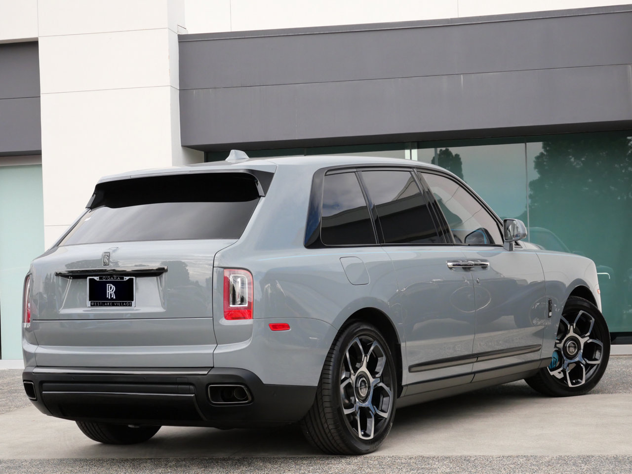 Used 2024 Rolls-Royce Cullinan Black Badge w/ Leather Finishing Pack AWD/4WD image 2
