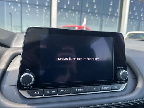 Used 2025 Nissan Rogue S AWD/4WD image 16