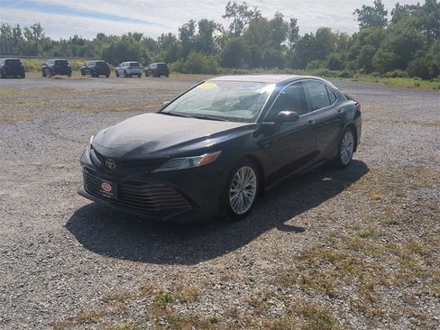 Used 2018 Toyota Camry XLE image 7